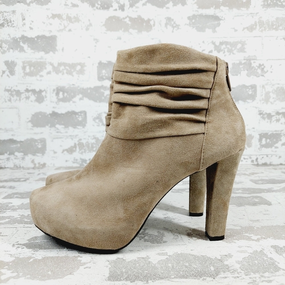 Me Too Lloyd Taupe Tan Pleated Leather Slip On Back Zip Heeled Ankle Boots V273